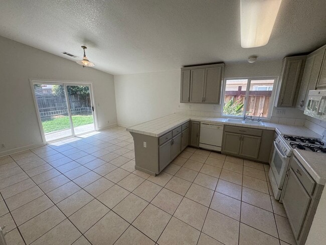 Building Photo - 3 bedroom | 2 bathroom | Single family hom...