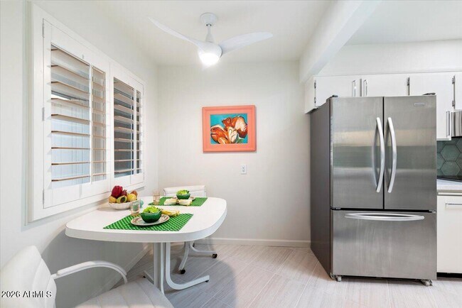 Building Photo - 10129 W Campana Dr