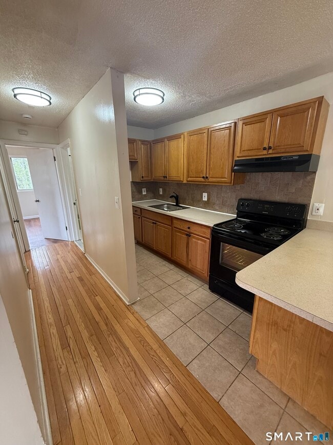 Building Photo - 1051 Old Colony Rd