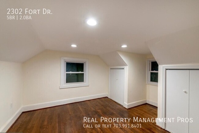 Building Photo - 2302 Fort Dr