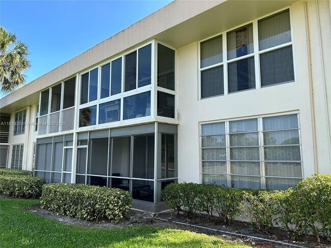 Building Photo - 2701 S Palm Aire Dr