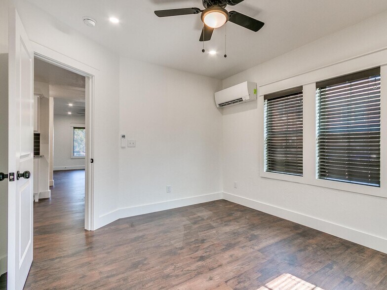 Bedroom - 2409 N Robinson Ave