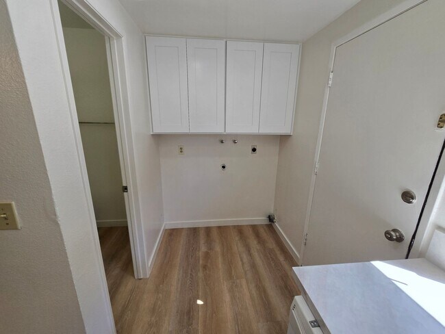Building Photo - 910 Amistad Ct