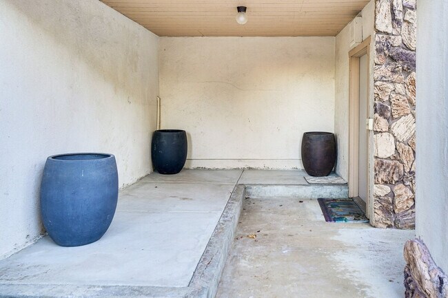 Building Photo - 17777 Camelot Ln