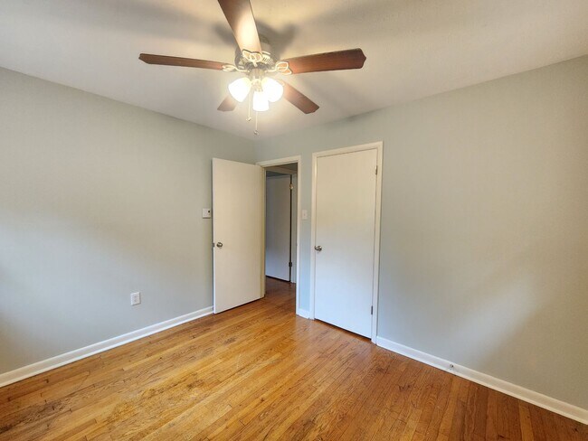 Building Photo - Great Location-Black Mountain Rental