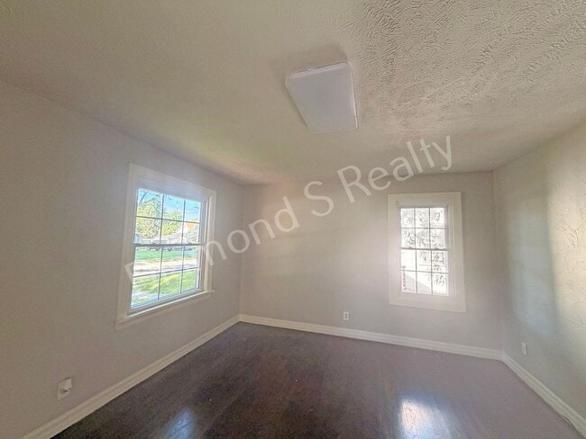 Building Photo - Cute 2 Bedroom Home close to Bass Pro, WOW Museum, restaurants, & Shopping!