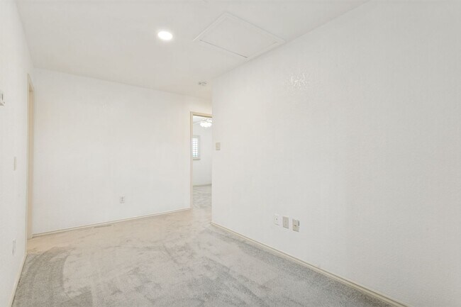 Building Photo - 2-BEDROOM, 2.5-BATHROOM DUPLEX/CONDOMINIUM IN TERRELL HEIGHTS