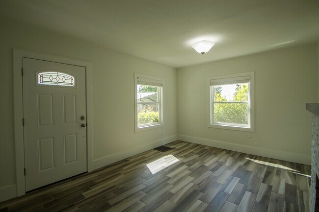 Building Photo - Cute as a Button Roosevelt Craftsman - Available Now!
