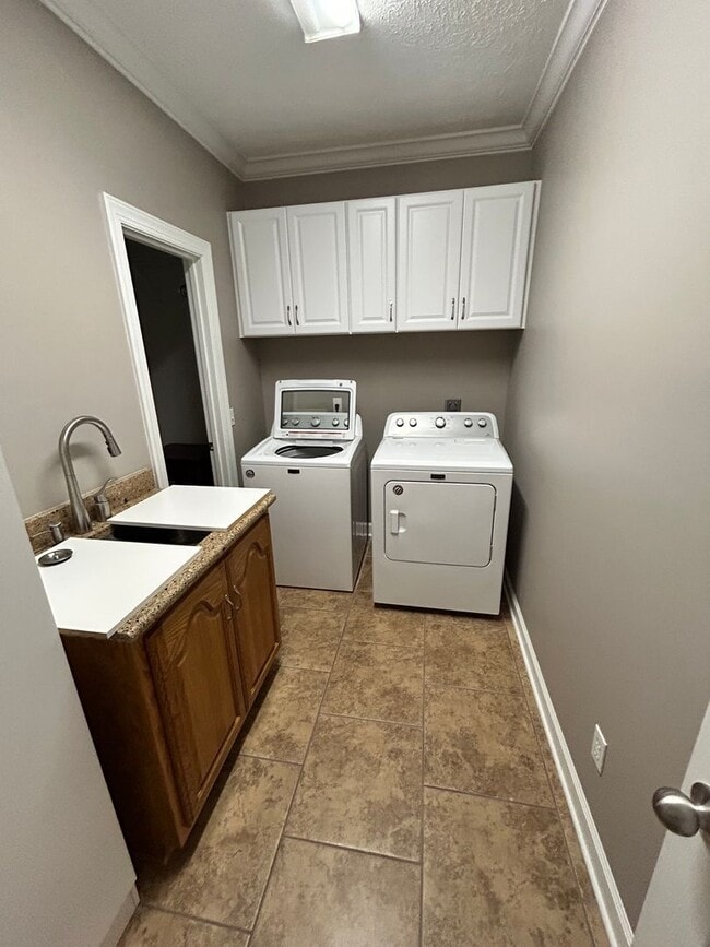 Building Photo - 2908 Country Club Dr