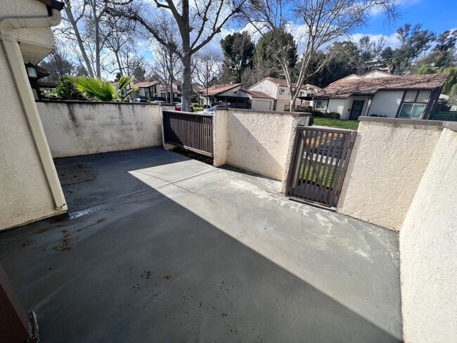 Building Photo - COMING SOON! 3-Bedroom Condo with Epoxy Garage in Vista Fairways, Valencia!