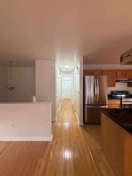 Building Photo - 845 Hart St