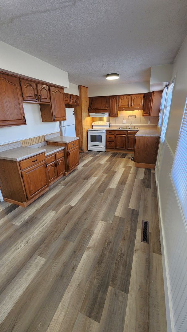 Building Photo - Updated 3BR SW Rancher with oversized garage priced right!