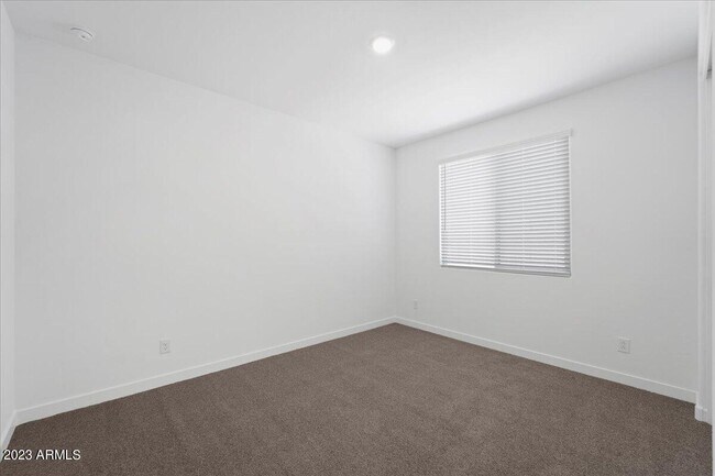 Building Photo - 17021 W Echo Ln