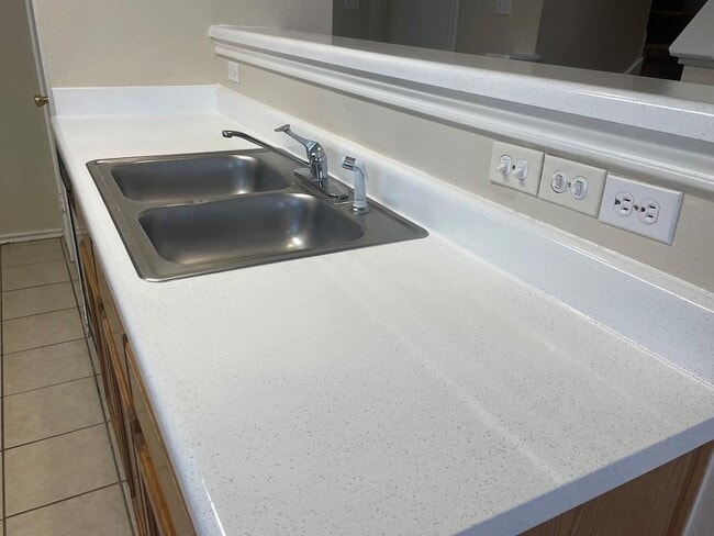 Building Photo - 1033 Christopher Ave