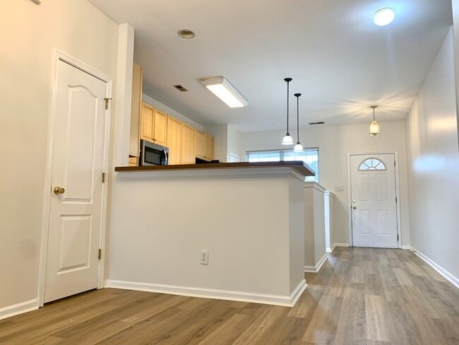 Building Photo - BEAUTIFUL 3 BED/2.5 BATH CONDO, SPACIOUS &...