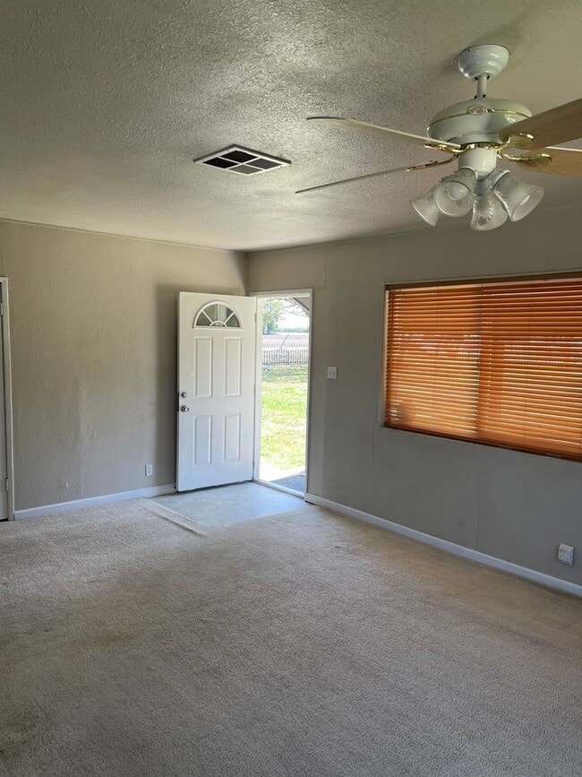 Building Photo - Beautiful Country-Style Home in Dos Palos,...