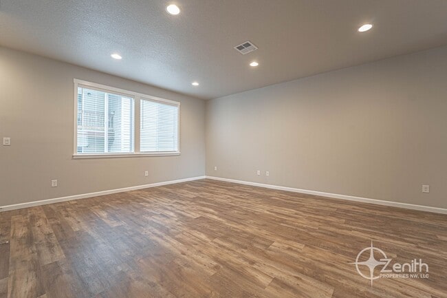 Building Photo - 3 Bedroom Mt. Vista Townhouse! Modern Fini...