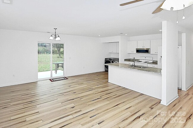 Building Photo - 601 Apple St