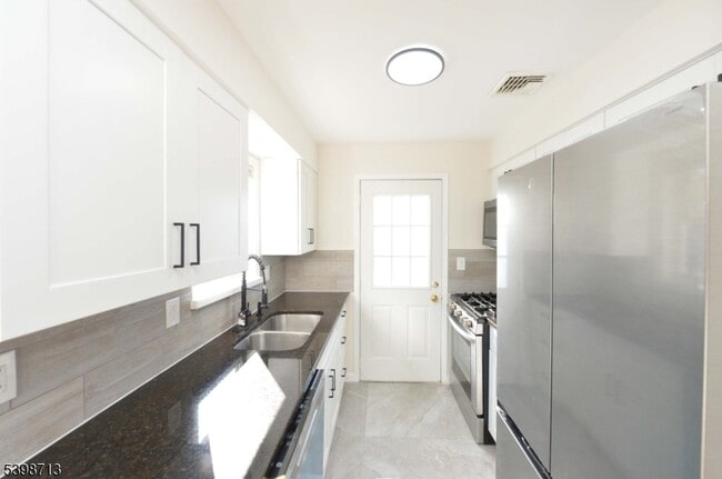 Building Photo - 9 Bergen St