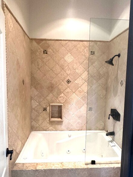 Building Photo - 30902 Clubhouse, 15H