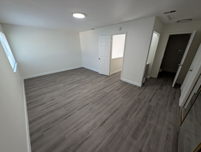 Building Photo - Spacious 2-Bedroom, 2.5-Bathroom Home on Q...