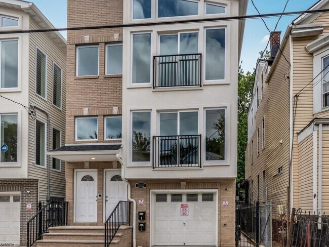 Building Photo - 282 W Runyon St