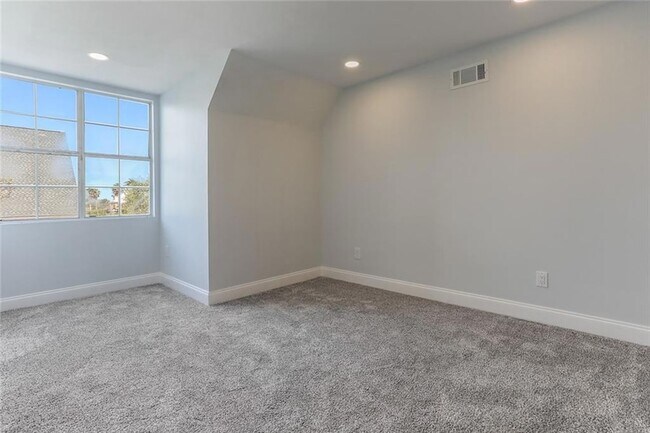Building Photo - 242 Spinnaker Dr