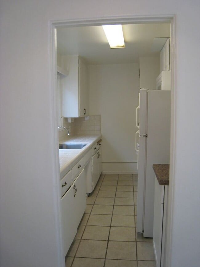 Building Photo - 1 MO Free!! Delightful Cottage Style Apartment in heart of Normal Heights!