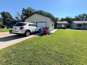 Building Photo - 2 Bed/1 Bath Duplex with Garage and Unfinished Basement!