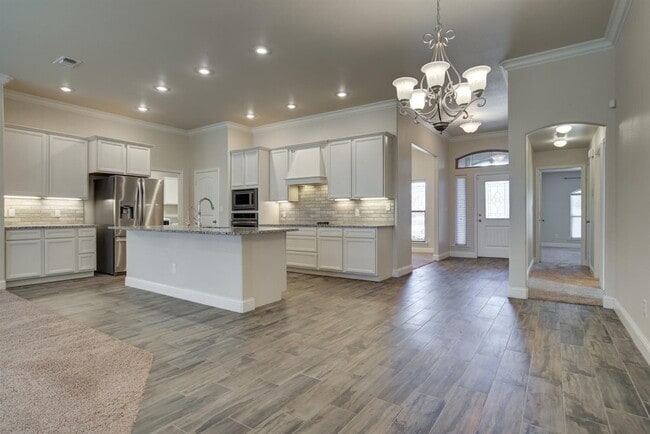Building Photo - Immaculate newer 4/3/2 1/2 block from Quin...