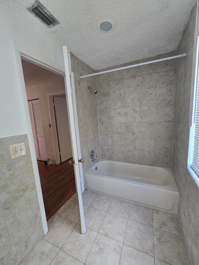 Building Photo - 10710 La Placida Dr