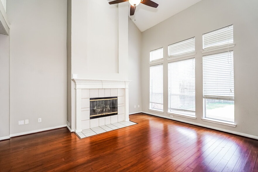 Building Photo - 4420 Vanderpool Dr