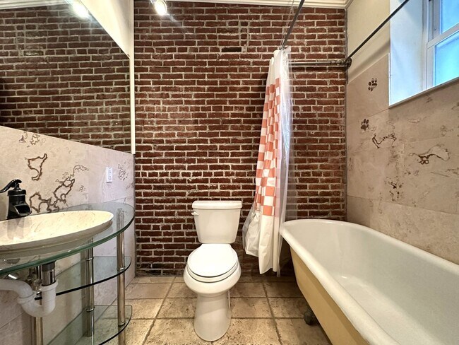 Building Photo - Gorgeous Studio Apartment in Fishtown with...