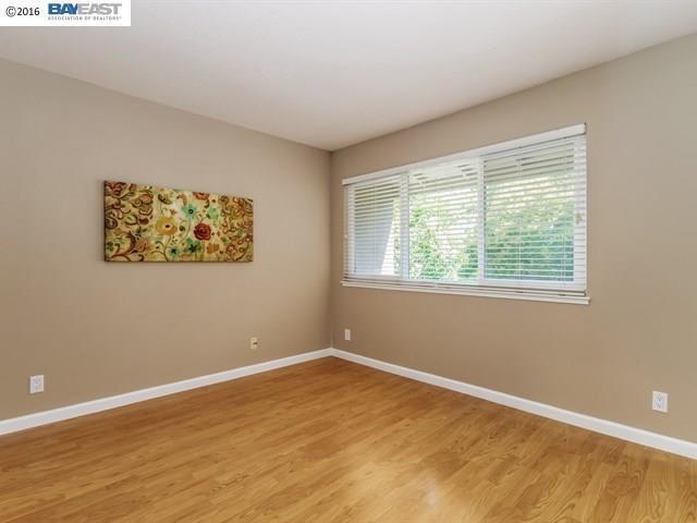 Building Photo - Park like end unit, move in condition with...