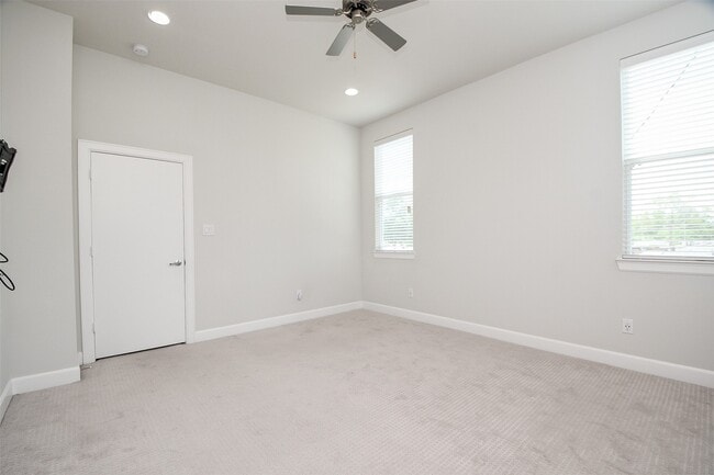 Building Photo - 508 W Donovan St