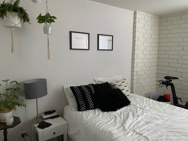 Building Photo - 1440 Veteran Ave