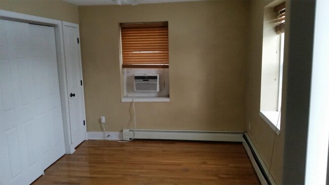 Building Photo - 932 E College St