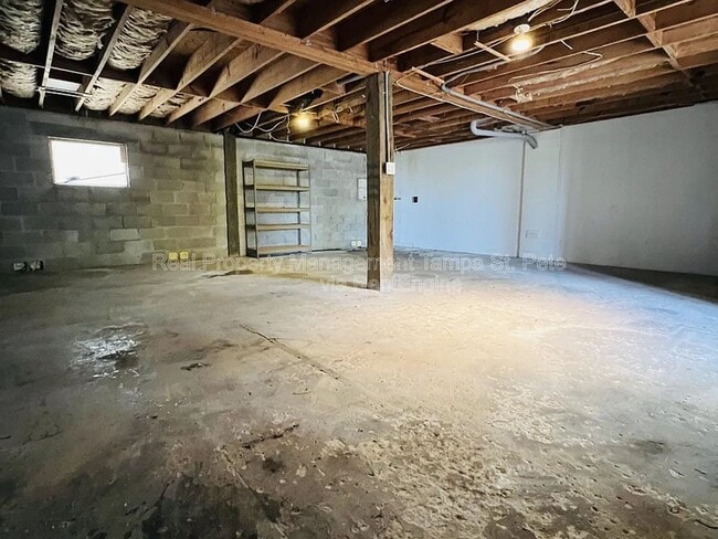 Building Photo - 805 St Petersburg Dr W