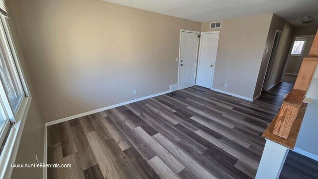 Building Photo - 3 Bedroom 1 Bath Multiplex Unit #4 – Columbia Heights