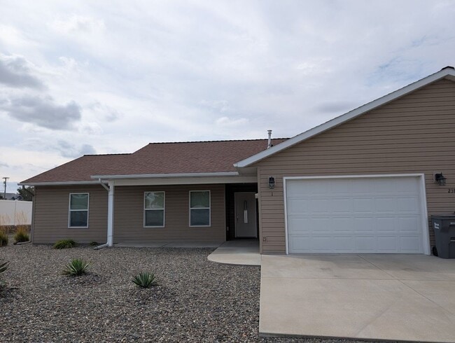 Building Photo - Gorgeous 3 Bed 2 Bath Clarkston Townhouse ...