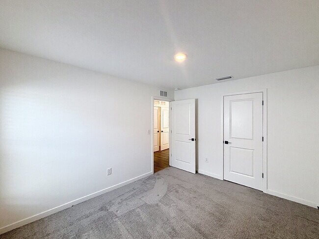 Building Photo - 1270 Ahoy Ave