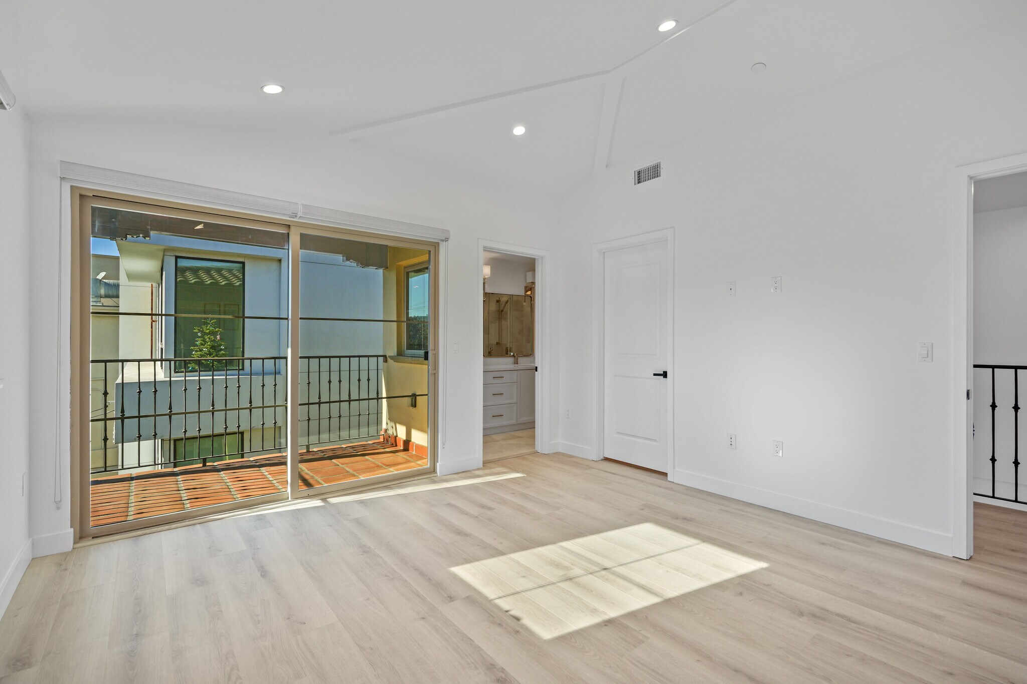 Building Photo - 11474 Moorpark St