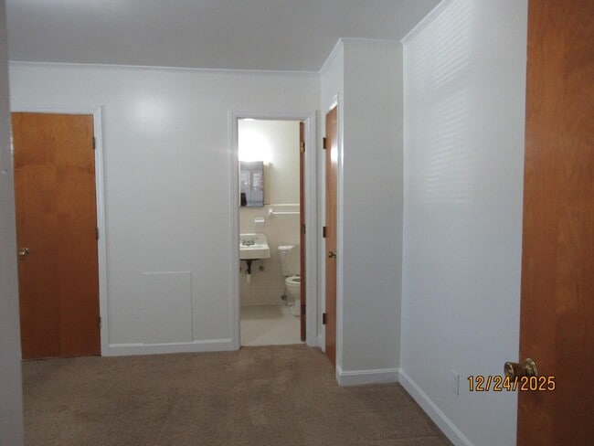 Building Photo - 326 W Hampton Ave