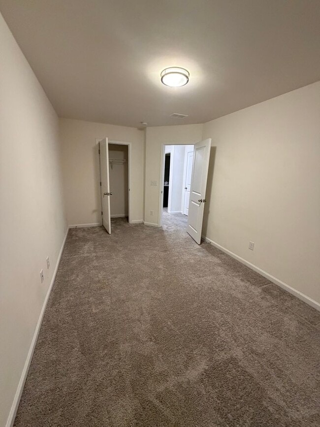 Building Photo - Beautiful 3 Bed / 2.5 Bath Townhome in Foxbank Plantation