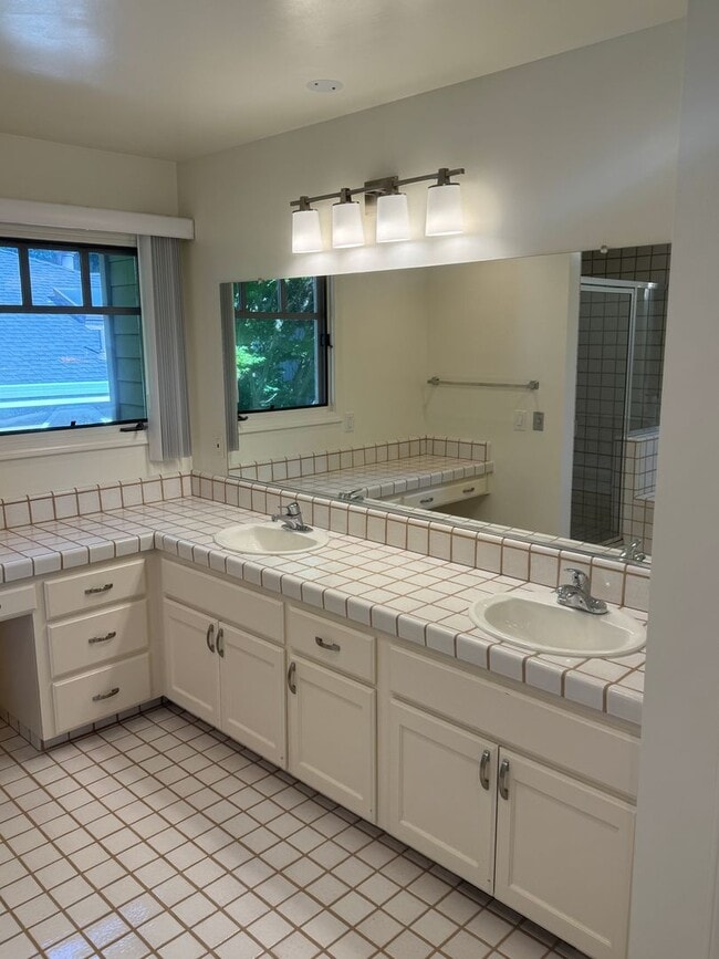 Building Photo - Beautifully Renovated 3BR/2.5BA Home in Co...