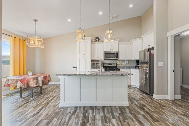 Building Photo - Partially furnished Twin home in Rigby