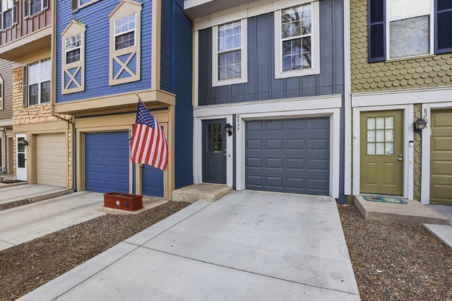Building Photo - $2,045.95 - 2 Bed, 1.5 Bath Townhome in Centennial with Pool Access