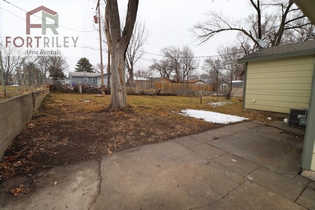 Building Photo - Spacious rental home!