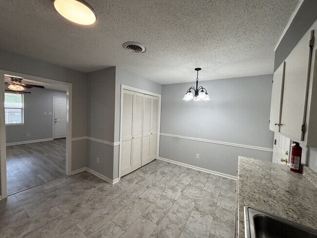 Building Photo - 2403 Rodney Dr
