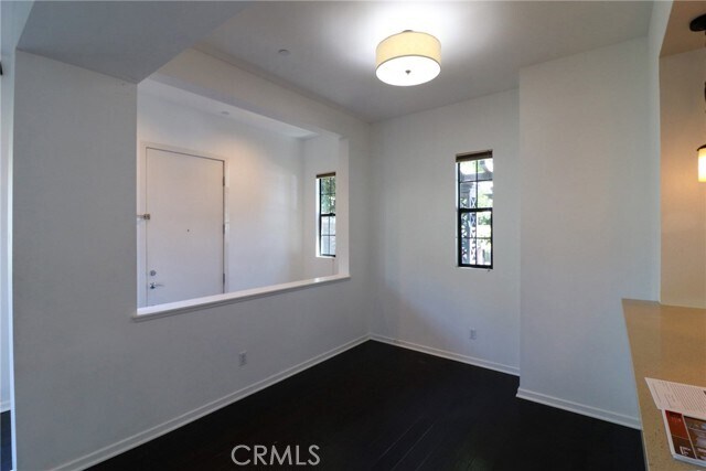Building Photo - 561 W Maple Ave